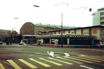 Der Vorplatz zur Kongresshalle 8 (Basler Halle) während der Herbstmesse 1977 (Autoskooter Marcelli)