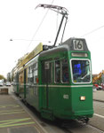 Trammotorwagen Be 4/4 Nr.463 die Haltestelle Bahnhofeingang Gundeldingen anfahrend, 2015