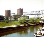 Die Gaskokerei Basel mit den beiden riesigen roten Gaskessel - vom Hafenbecken 2 aus gesehen, 1970