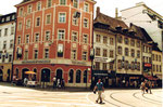 Der Claraplatz mit Blick in die Greifengasse, links die Kleinbasler-Filiale der Volksbank, 1980