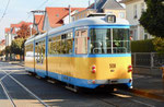 Ein Trammotorwagen der «Thüringer Waldbahn« in einer Strasse von Gotha, Oktober 2018