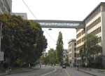 Der betriebsinterne Fussgänger-Verbindungssteg der CIBA über die Klybeckstrasse (diese Fachwerkbrücke wurde am 21.Dezember 1948 von 2.30 bis 2.45 Uhr hochgezogen), September 2016 