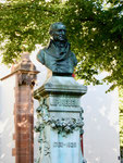 Das Hebel-Denkmal vor der Peterskirche am Petersplatz von Max Leu 1897 (Bronceguss auf Marmorsockel) im Juni 2017