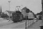Der Trammotorwagen Be 2/2 Nr. 46 der Lörracher Linie 6 wartet an der Grenze Riehen auf Fahrgäste aus Basel, 1960