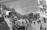 Zwei Tramzüge der Linien 26 und 4 fahren während des Vogel Gryffs über die Mittlere Brücke, Januar 1968