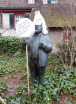 Das Denkmal von Rudolf Riggenbach (Denkmalpfleger «Dingeding«) beim Leonhardskirchplatz wurde an der Fasnacht 2018 vom Schissdräggzygli der Spaarwütigen miteinbezogen. 