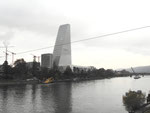 Der ROCHE-Turm. Links die Baukräne für den zweiten Turm. Rechts ein Baggerschiff für die Rheinausbaggerung. November 2018