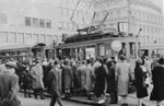 Gedränge am Aeschenplatz auf das Tram der Linie 1 Richtung Bahnhof SBB, 1964 