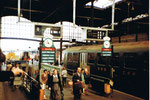 Der Bahnhof, die SBB Gleise 7+8, mit der Unterführung und mit den von Hand auswechselbaren Abfahrtstafeln, 1982