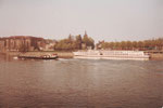 Ein Passagierschiff der KD (Köln-Düsseldoerfer) an der Anlegestelle St.Johann. Ein kleines Kanalschiff fährt Rheinaufwärts.....1970