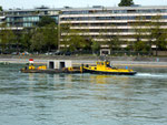 Ein Bau-Transport mit Betonteilen auf dem Rhein, 2015