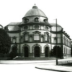 Das schöne, leider abgerissne Eckgebäude der Universitätsbibliothek an der Schanzenstrasse im Jahre 1958