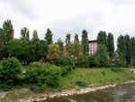 Die Labor-Fabrikationsgebäude der CIBA von der Wiese aus gesehen, 2018