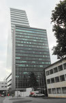 Das elegante 18-stöckige ROCHE-Hochhaus mit Baujahr 1960 vor dem neuen ROCHE-Turm, Mai 2018