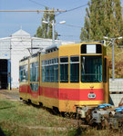 Ein dreiteiliger Trammotorwagen der BLT vor der Wagenhalle der «Thüringer Waldbahn» in Gotha, Oktober 2018