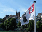 Das Basler Münster mit der Flagge der «Basler Rheinschifffahrts-Gesellschaft BRG«