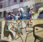 Die Fasnacht 1965 in der Clarastrasse mit dem Sujet «Oh je - Schwiizer Färngnaisse» (Im Hintergrund die alte Polizeikaserne)