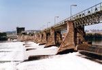 Das Stauwehr des Kraftwerks Rheinfelden, Ansicht von unten, 1983