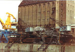 Blick auf das berühmte und schöne Bernoulli-Silo mit den Kranen 1 + 2 der Schweizerischen Reederei im Hafenbecken 1, 1983