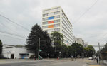 Das von der Klybeckstrasse aus sichtbare CIBA-Hochhaus gegenüber der CIBA-Hauptporte. Links das Auto- und Veloparkhaus, 2018