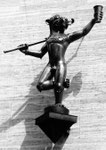 Die links stehender Leuenfigur des Restaurants «LEUEN» an der Greifengasse (wer weiss wo diese Figur hingekommen ist?)