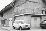 Das Restaurant «Krumme Eich» in Pratteln mit einem weissen Renault4 im Jahre 1967