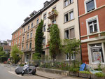 Die Mörsbergerstrasse 2018. Im Backsteinbau (im Hintergrund) war bis etwa 1970 eine ACV-Metzgerei und die Maschinenfarbrik Betz AG und rechts daneben ein ACV-Verkausladen mit Tresen.
