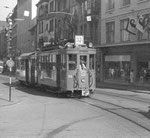 Tramzug mit Trammotorwagen Be 2/2 Nr.213 auf der Überlandlinie 12 vom Marktplatz kommend in der Falknerstrasse Richtung Barfüsserplatz, 1972 (rechts Kleider Frey)