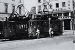 Zwei Trammotorwagen der Serie Be 2/2 der Lörracher Linie 6 kreuzen sich am Marktplatz mitten in Lörrach, 1960
