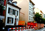 Neubau Bläsiring 129, links daneben das Haus der Familie Weder, 1991