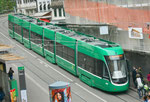 Der nigelnagelneue Flexiti-Tramzug Nr.5036 auf der Linie 3 an der Haltestelle Barfüsserplatz, Mai 2017