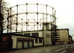 Der von weitem sichbare Gaskessel mit Baujahr 1912 (einer von ursprünglich zwei Kesseln) in der Fabrikstrasse im Jahre 1975, im Hintergrund die SANDOZ-Gebäude