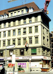 Das ganze Eckhaus von «Uhren & Bijouterie Hoffmann» an der Greifengasse/Utengasse im Juni 1990