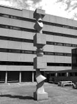 Die acht Meter hohe Stele im Pausenhof der Gewerbeschule Basel von Hans Arp, errichtet 1961