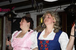 Doris und Ruth mit dem Heidi-Song