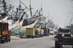 Een rij pinisi (schoeners) boten ligt aangemeerd in de haven Sunda Kelapa