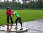 Paula... Kugelstoßen - und der Regen ist ständiger Begleiter