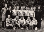 Die Fortschritt-Elf 1970 bei einem Testspiel in Hartmannsdorfhinten verdeckt: Blümich, Anders, Schönfeld, Felber, Wetzel G.hinten von links: Bochnig, Holzmüller, Schneider, Scharnow, Künzel, Arnold, Estel, Berthel, Knobloch, Fischervorn von links: Schramm