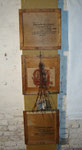 "memorial"; holz, schrift, pigment, stacheldraht