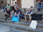 kleine Erholungspause auf der Treppe an der Piazza Annunziata im Schatten