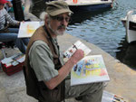 Tom beim Malen im Hafen von Agios Nikolaos