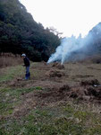 大きな草山に積み上げて火をつける（届出をして）