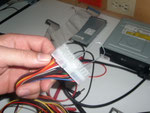 Se debe unir con un clip el cable verde con el negro para encenderla