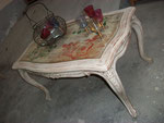 table basse style Louis XV avec un plateau en verre, peinture à la caséine blanc de Titane aspect vieilli, motifs rococo peinture à l'oeuf, finition cirée
