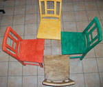quatre chaises de couleurs différentes, peinture à la caséine et effet marbré, finition cirée