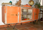 haut d'un buffet ArtDéco en chêne, mis sur pieds métalliques, peinture à la caséine ocre rouge et orange cadmium
