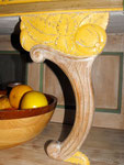 détail peinture usée sur sculpture ornementale décor de fruits