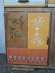 détail d'une porte et ses trois décors: herbier, corbeille de fruit, frise
