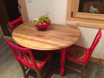 ensemble table avec rallonge de style Louis Philippe en noyer et 4 chaises, plateau de la table vernis huile naturel et piétement peinture à l'huile rouge de cadmium