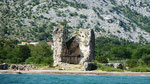 Ruine Starigrad vom Schiff aus gesehen